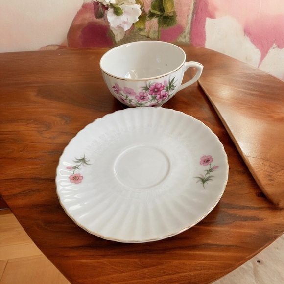 Vintage Nippon cup and saucer white with pink flowers, green leaves & gold trim. - Picture 4 of 7